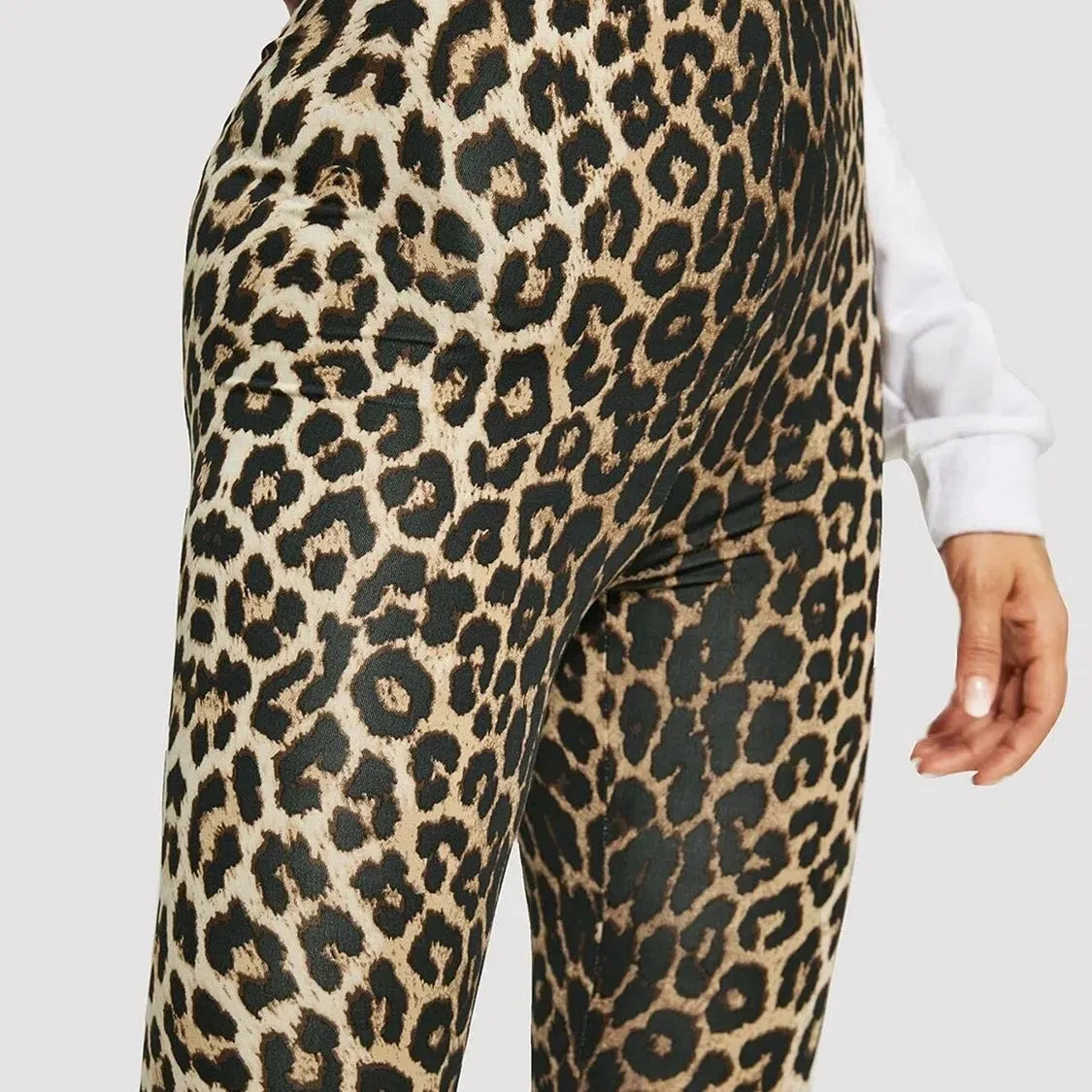High-Waisted Leopard Print Leggings for Women – Stretchy Yoga Pants with Scrunch Butt for Ultimate Fitness & Style